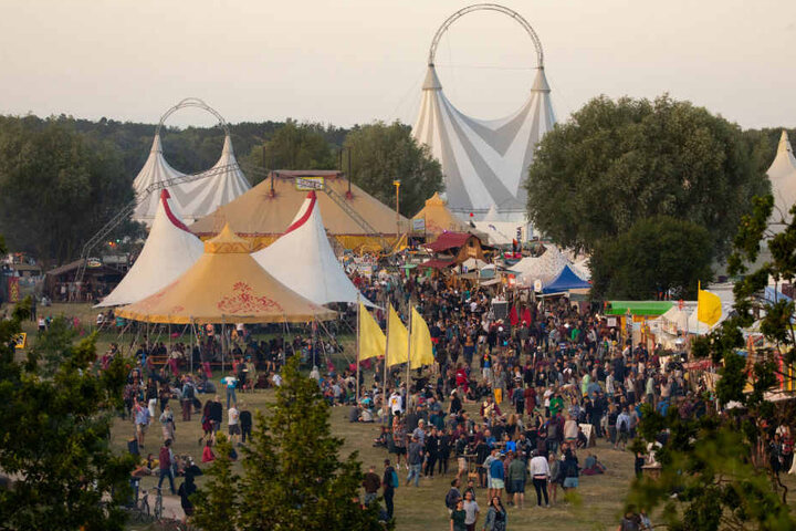 Festivalbesucher sind auf dem Gelände des Fusion-Festivals unterwegs.