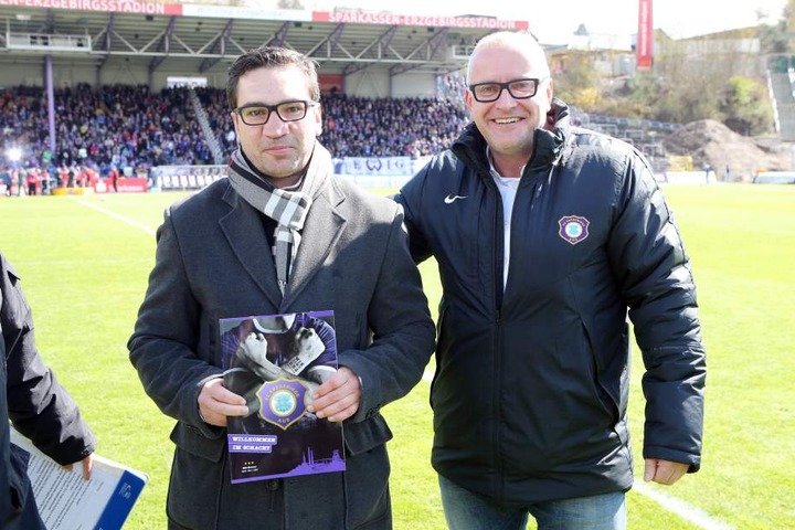 Markus Beyer (li.) 2016 im Stadion von Fußball-Zweitligist Erzgebirge Aue. Der gebürtige Erlabrunner bekam von Geschäftsführer Michael Voigt in der Halbzeitpause seinen Mitgliedsausweis.