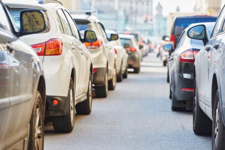Der ADAC warnt, dass es aufgrund des erneuten Unterrichts-Starts zu erhöhtem Verkehrsaufkommen kommen könnte (Symbolbild).