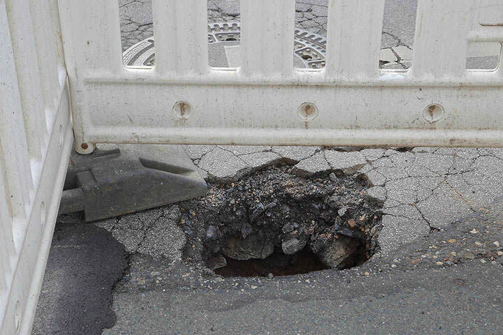 Dieses große Loch klafft momentan auf der Berggartenstraße.
