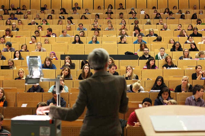 Studenten in einem Hörsaal.