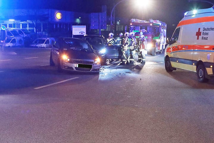 Vier Personen sollen verletzt worden sein.
