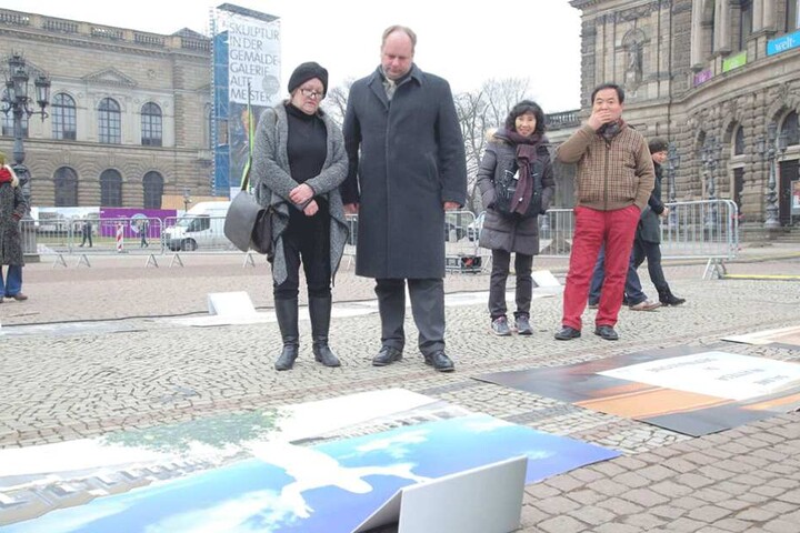 OB Dirk Hilbert und Heidrun Hannusch, Vorsitzende des Vereins Friends of Dresden Deutschland, schauen sich die Grabbilder an.