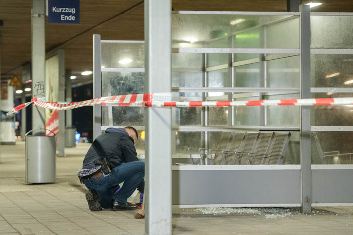 Ein Entschärfer der Polizei untersucht auf dem S-Bahnhof Veddel nach der heftigen Explosion den Tatort.