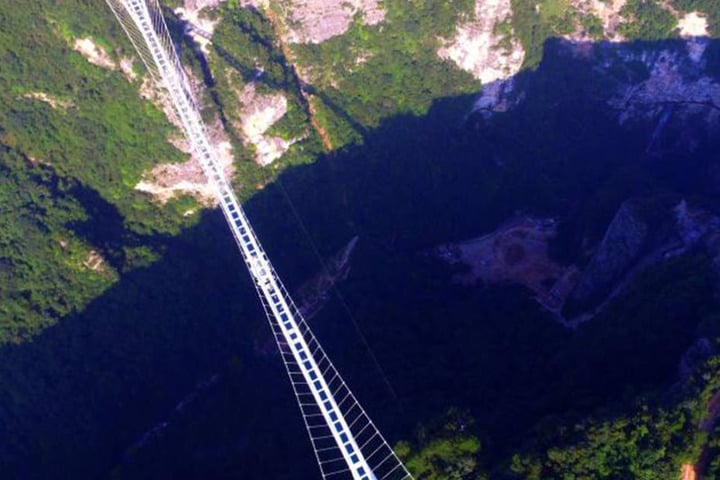 430 Meter lang führt die Brücke in 300 Metern Höhe über den Abgrund.