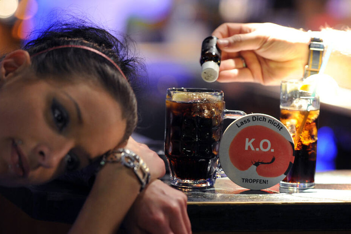 Frauen sollten ihre Getränke nicht außer Acht lassen. In einer Kampagne wurde vor dem Einmischen von K.O.-Tropfen in Drinks gewarnt (Symbolbild).