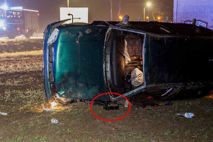 Der offenbar betrunkene Fahrer soll in Socken geflohen sein. Die Schnapsflasche ließ er wohl zurück.