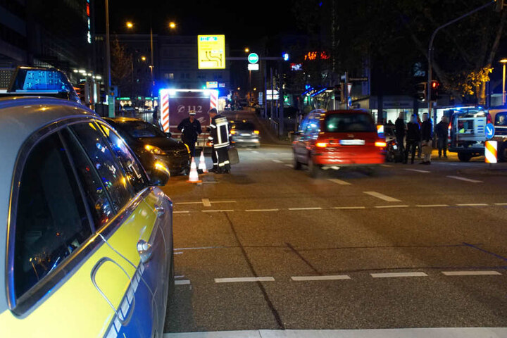 Polizei und Feuerwehr vor Ort im Einsatz.