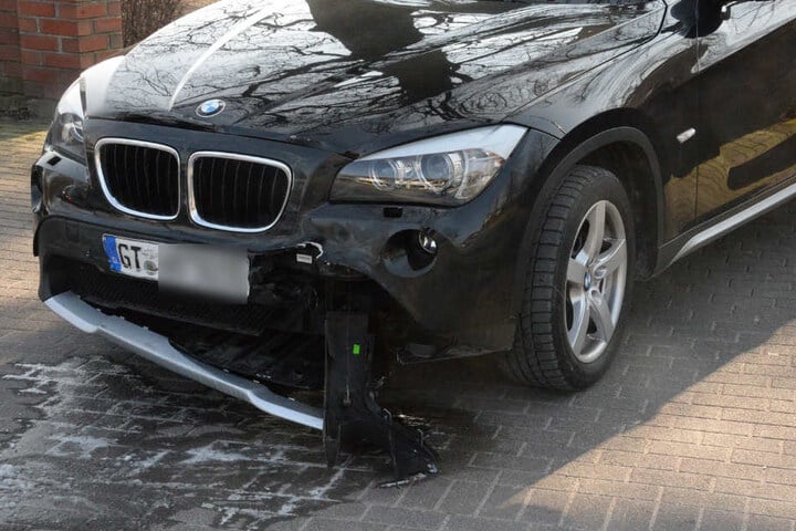 Der BMW-SUV wollte aus einem Hofgrundstück abfahren.