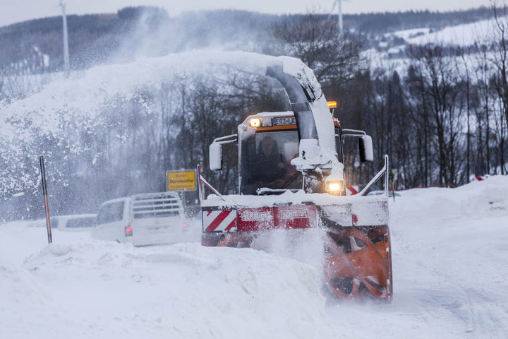In Oberwiesenthal müssen 50 cm Schnee weggefräst werden.