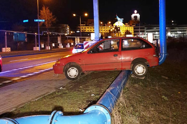 Aus bisher unbekanntem Grund "strandete" der Fahrer auf dem Mittelstreifen.