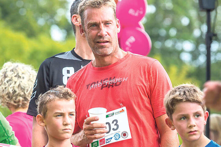 Verdiente Stärkung nach dem kräftezehrenden Lauf: Kenny (l.) und sein Vater Rico tanken mit einem Becher Wasser nach.