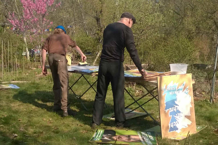 Johannes Lichdi (55, Grüne) samt Helfer beim Plakatekleben.
