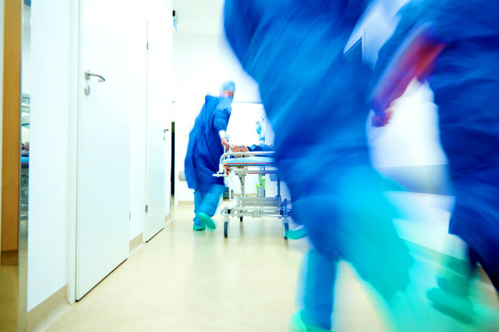 Der Mann wurde im Krankenhaus notoperiert (Symbolbild).