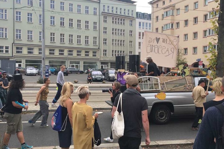 Neben hunderten Demonstranten waren auch mehrere Wägen Teil des Zuges, die sowohl Clubs als auch Festivals repräsentierten.