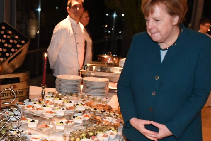 Bundeskanzlerin Angela Merkel (CDU) schaut sich auf dem Jahresempfang ihres Wahlkreises das Buffet an.