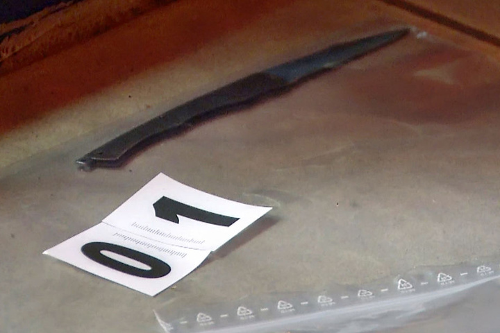 Spur 01: Ein Messer liegt in einer Plastiktüte abgepackt am Eingang des Kioskes. Ob es zum Einsatz kam, steht nicht fest.