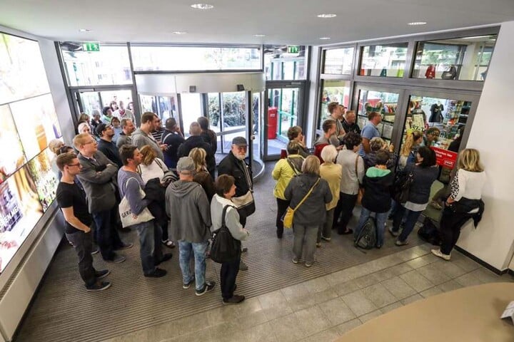 Am SZ-Ticketshop war die Schlange schon 8 Uhr ordentlich.
