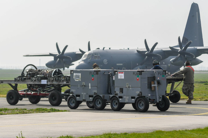 Mit einem amerikanischen Frachtflugzeug wurden die neuen Teile angeliefert.