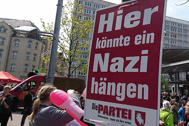 Dieses Plakat sorgt für Aufregung. Auch bei einer Anti-Nazi-Demonstration in Halle hing es an vielen Mästen.