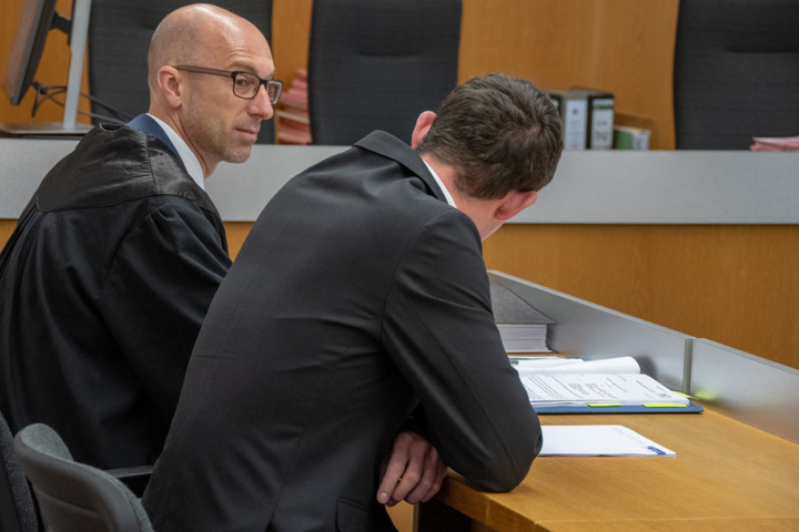 Der Angeklagte (r) gab an, am Tag der Tat ordentlich Alkohol getrunken zu haben.