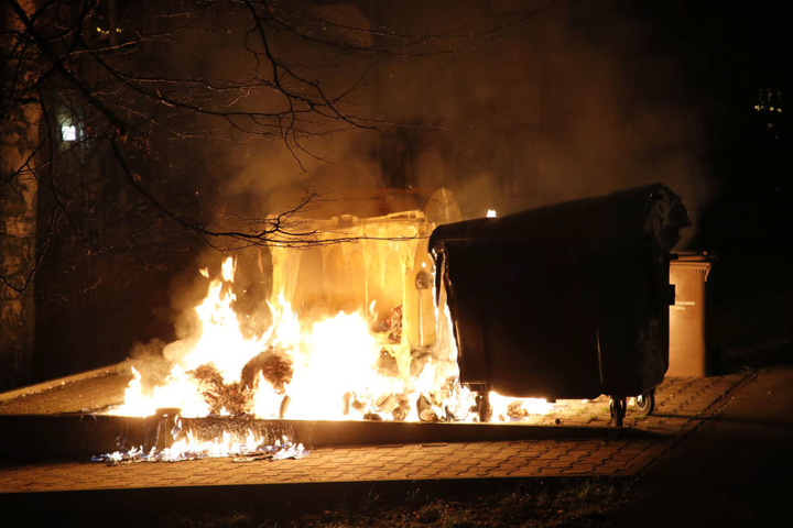 Die Flammen zerstörten einige Container.