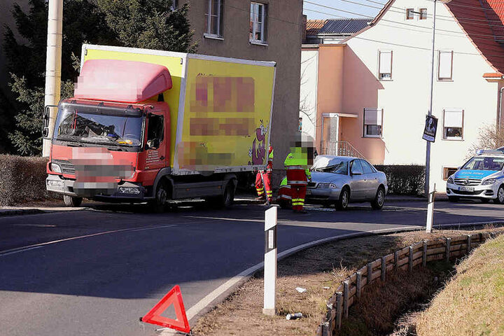 Der Möbelwagen wurde gerade entladen, als der Audi ihn offenbar übersah und in dessen Heck krachte.