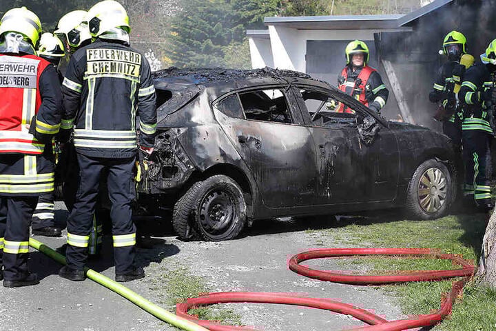 Der Mazda brannte komplett aus.