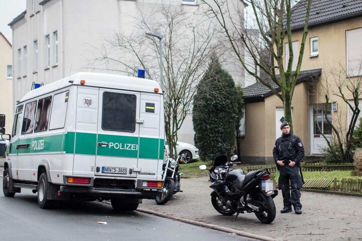 Vor dem Haus der Familie des toten Jungen stehen schwere Motorräder. Die Familie soll dem Rockerclub Banditos nahe stehen.