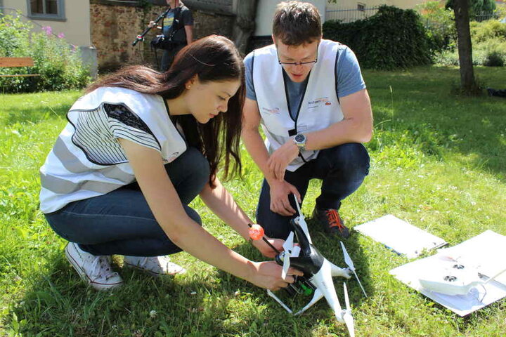 Bei Hochschul-Flugtrainer Benjamin Gehmlich (29) lernte Sara Terkawi (22) den
Umgang mit der Archäologie-Drohne.