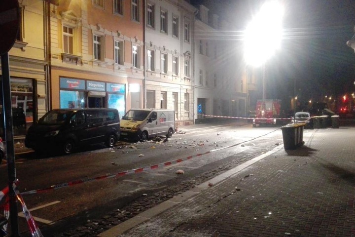 Vor dem AfD-Büro in Döbeln ist es am Donnerstag zu einer Explosion gekommen.