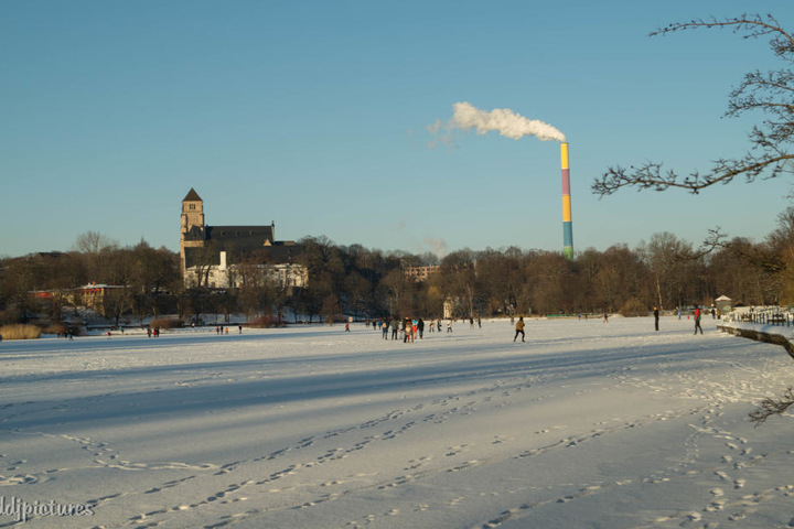 Idylle pur! Das herrliche Sonnenwetter mit den eisigen Temperaturen lädt viele Chemnitzer zum und auf den Schloßteich ein.