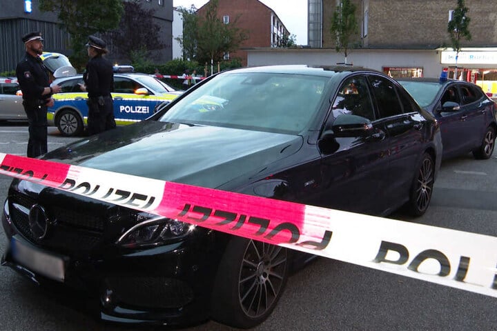 Das Fluchtfahrzeug, ein hochwertiger Mercedes, ließ der Täter einfach zurück.