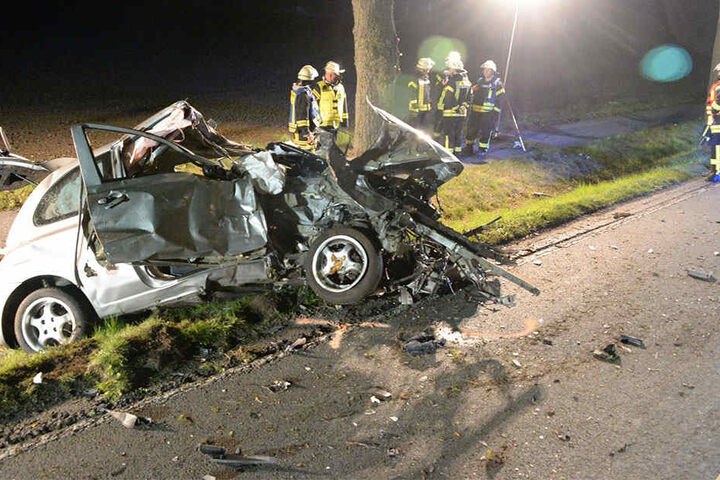Der Fahrer krachte mit seinem Nissan gegen zwei Bäume.