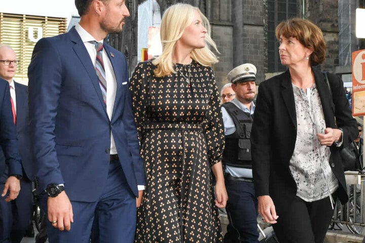 Kölns Oberbürgermeisterin Henriette Reker (parteilos) empfang die beiden Norweger am Kölner Hauptbahnhof.
