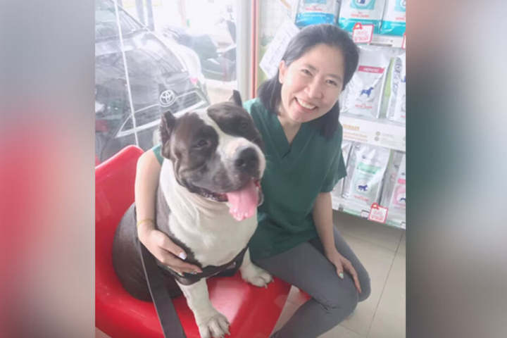 Nong Aom mit ihrer Bulldogge.