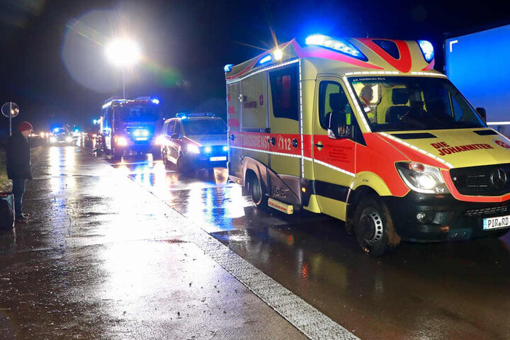 Der Fahrer und seine Beifahrerin mussten ambulant behandelt werden.