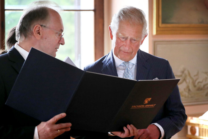 Abschluss des Besuches: Im Schloss Wörlitz trug sich Charles in die Goldenen Bücher der Kulturstiftung Dessau-Wörlitz sowie der Landesregierung ein.