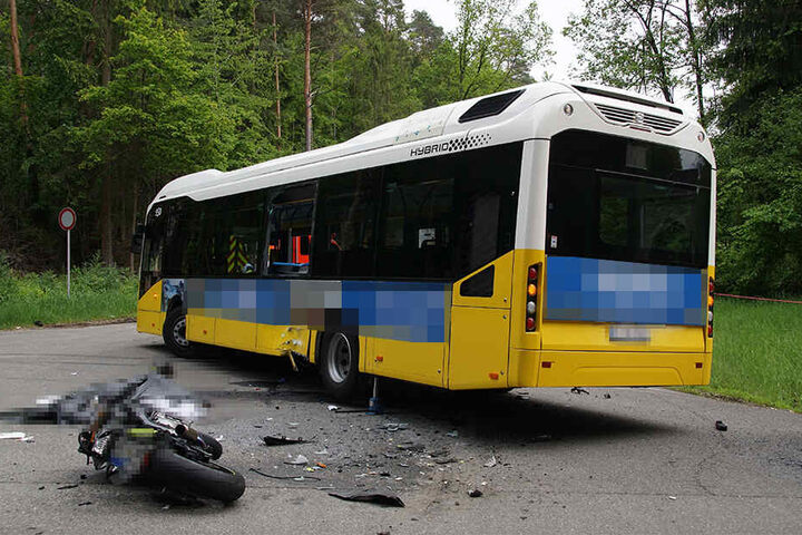 Bus und Motorrad weisen erhebliche Sachschäden auf.