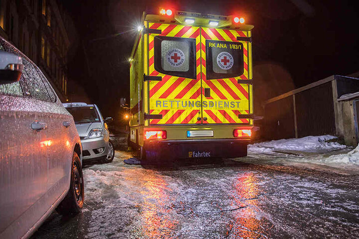 Der Regen hatte Straßen und geparkte Autos mit einer Eisschicht überzogen, selbst der Rettunsgdienst blieb stecken.
