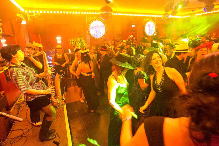 In der berühmten Kakadu-Bar zelebriert der Club "Pussytotalbar" zum Filmball die Hits der 80er Jahre.