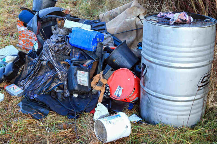 Unter anderem sechs 60-Liter Fässer mit Altöl entsorgten die Unbekannten auf dem Grundstück.