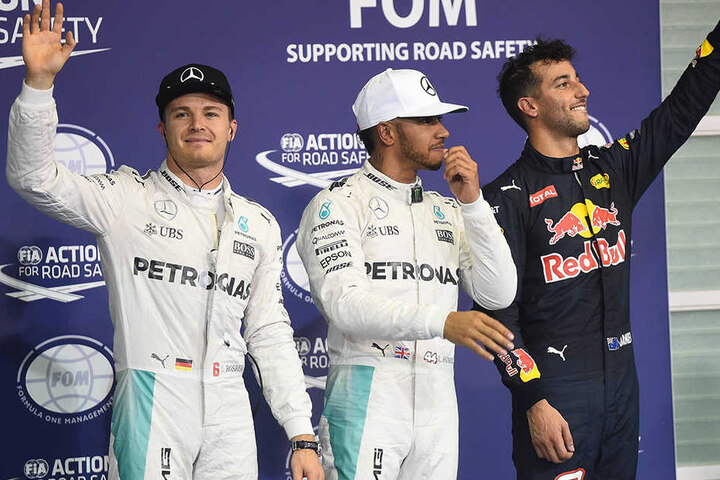 Hinter den beiden Silberpfeil-Piloten startet Daniel Ricciardo.