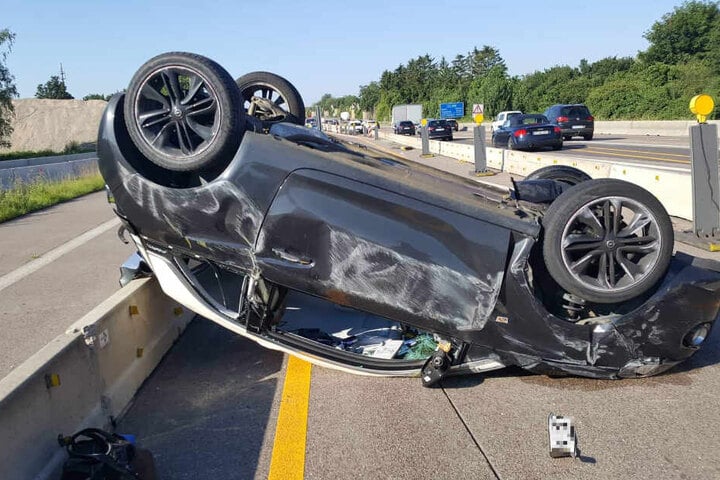 Das Auto blieb im Baustellenbereich auf dem Dach liegen.