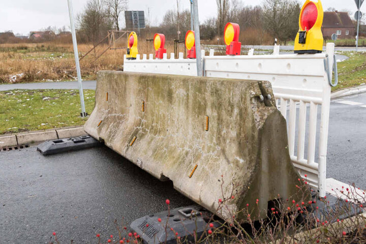 Jetzt wird die Durchfahrt versperrt - der Bau der Straße war illegal.