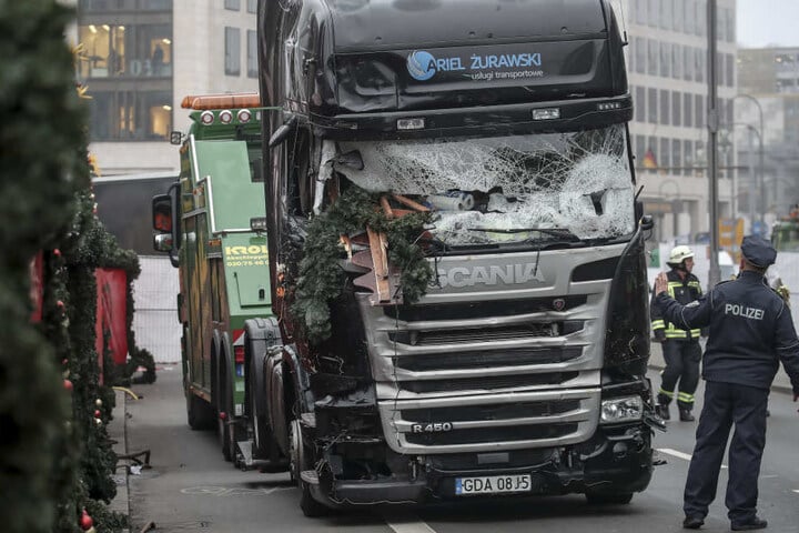 Der nagelneue Lkw musste verschrottet werden.
