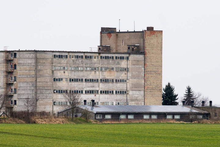 Das Schweinehochhaus in Maasdorf bei Halle (Saale): Hier werden auf sechs Etagen bis zu 3000 Schweine und Ferkel gehalten.