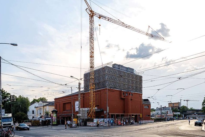 Dresdens ältestes Kino im neuen Gewand mit schwarzem Dach und güldener "Filmbänder-Fassade".