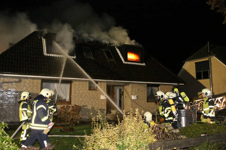 Die Feuerwehr versucht von mehreren Seiten den Brand zu löschen.