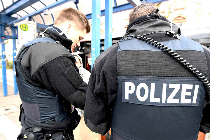 Zwei Männer ohne Ticket gerieten während der Fahrt und am Bahnhof in Streit.